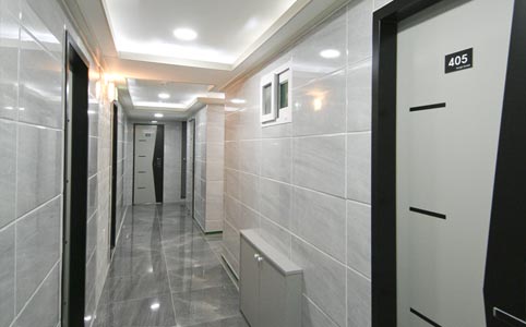 각방 화장실/샤워실, 냉장고, 침대, 책상의자